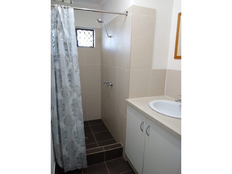 Spacious townhouse, one block from 4