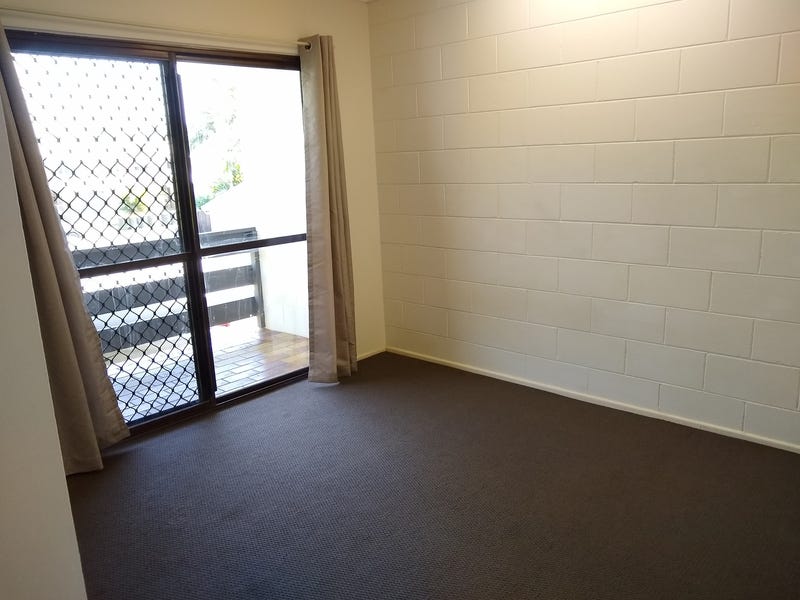 Spacious townhouse, one block from 5