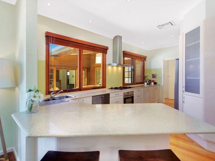 Large, Bright Family Home in 3