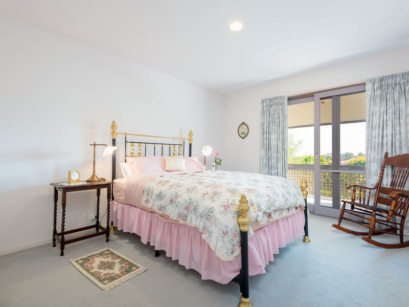 Executive house for rent in 13