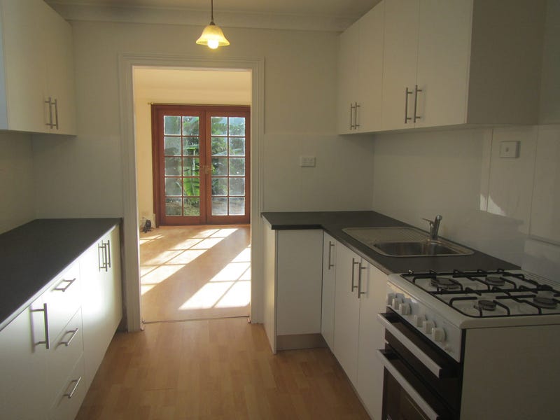 LOVELY 3 BEDROOM HOME CLOSE TO NEWTOWN PLAZA AND STATION