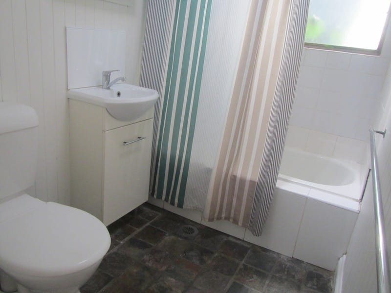 LOVELY 3 BEDROOM HOME CLOSE 6