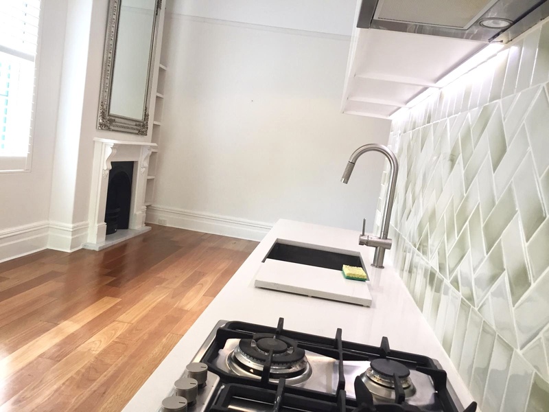MODERN 2 BEDROOM 2 BATHROOM SEMI-STYLE APARTMENT & PARKING
