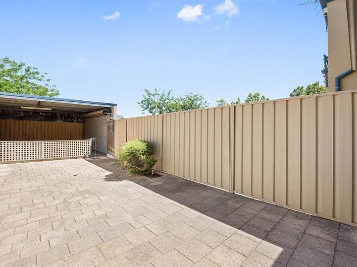 Conveniently located Townhouse situated in 11