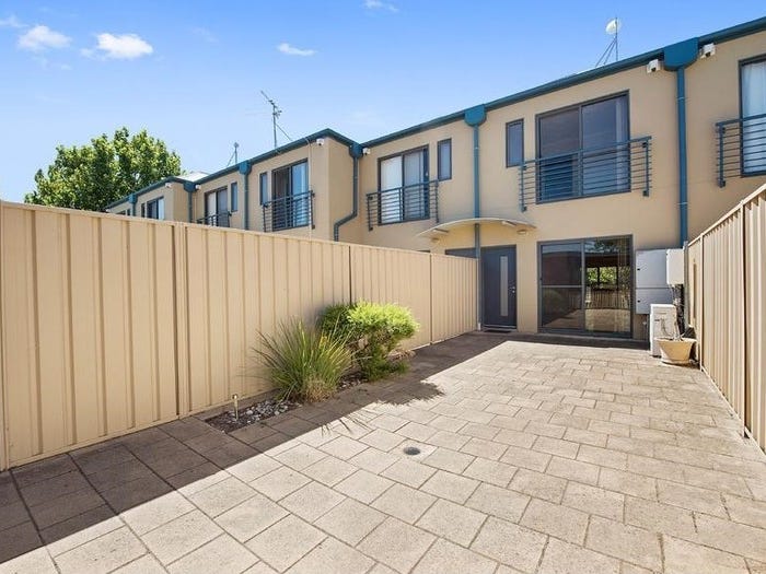 Conveniently located Townhouse situated in 12