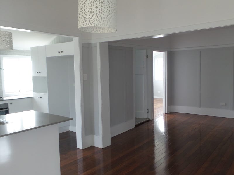 Renovated Queenslander in Ideal Location 3