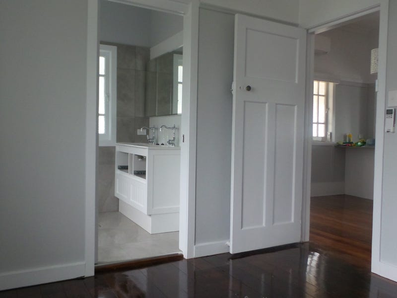 Renovated Queenslander in Ideal Location 7