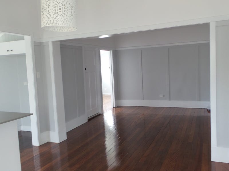 Renovated Queenslander in Ideal Location 8
