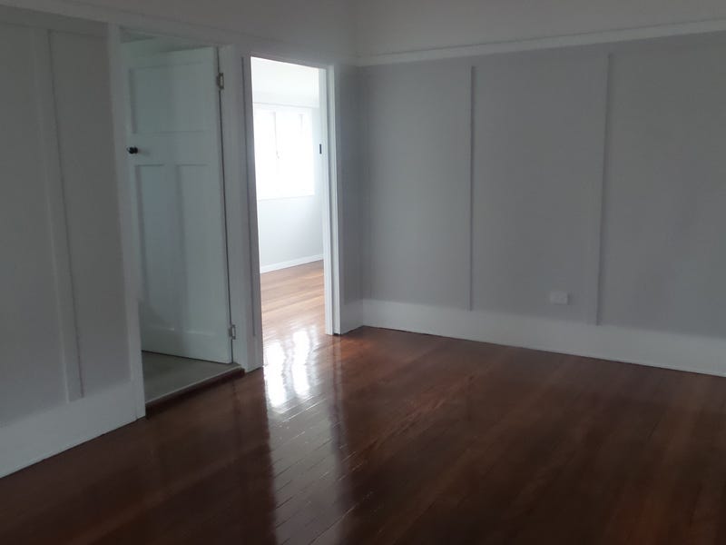 Renovated Queenslander in Ideal Location 9