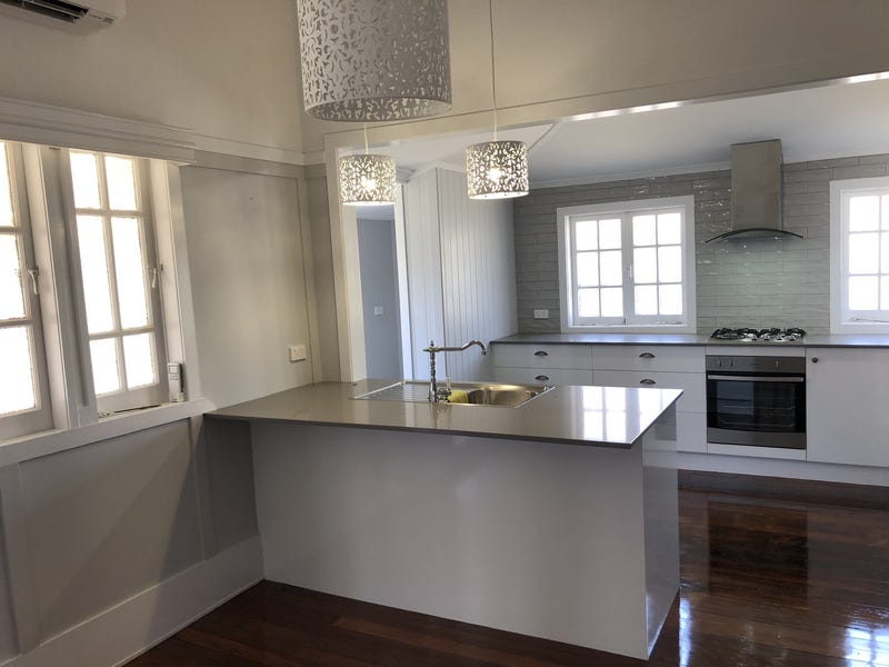 Renovated Queenslander in Ideal Location 11