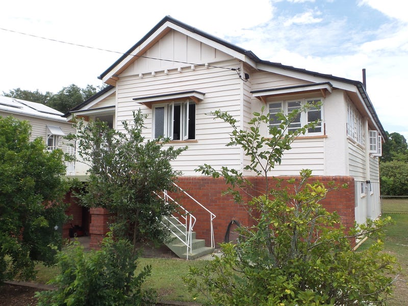 Renovated Queenslander in Ideal Location 12