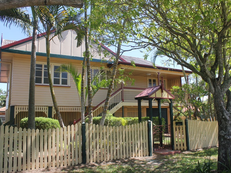 Character Packed Queenslander with Bay Breeze