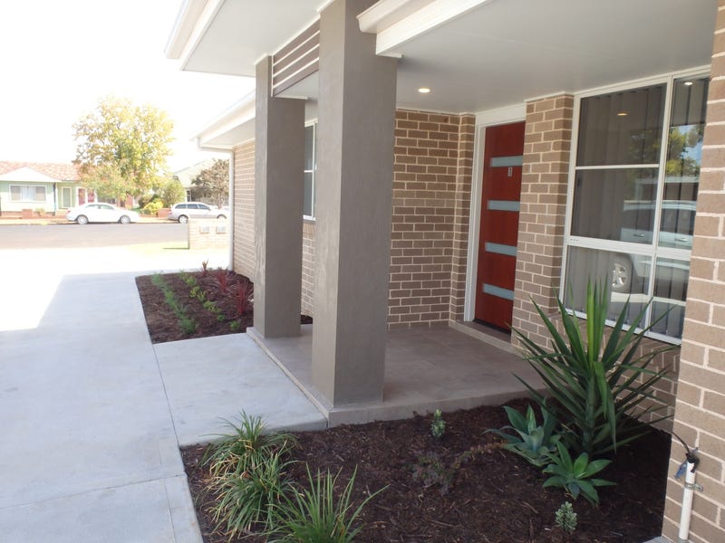 Near new executive style unit in a quiet central location