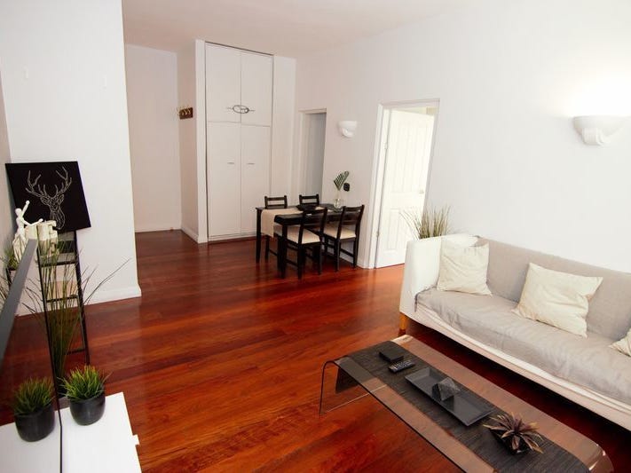 Spacious 1 Bedroom Apartment, Minutes 2