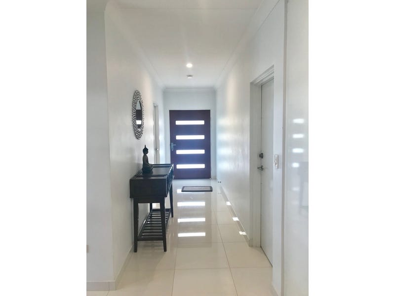 Spacious Family Home with 2 2