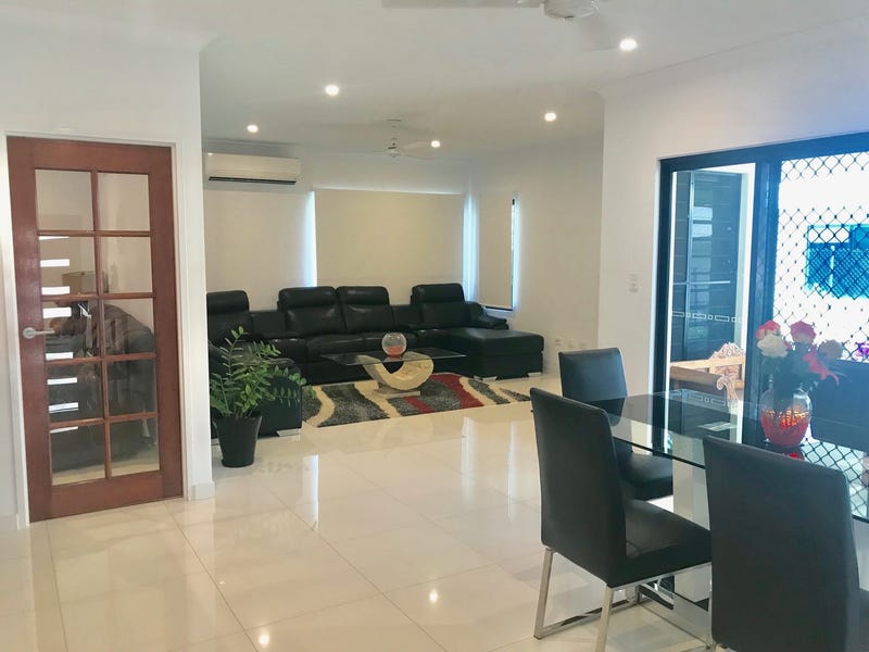 Spacious Family Home with 2 4