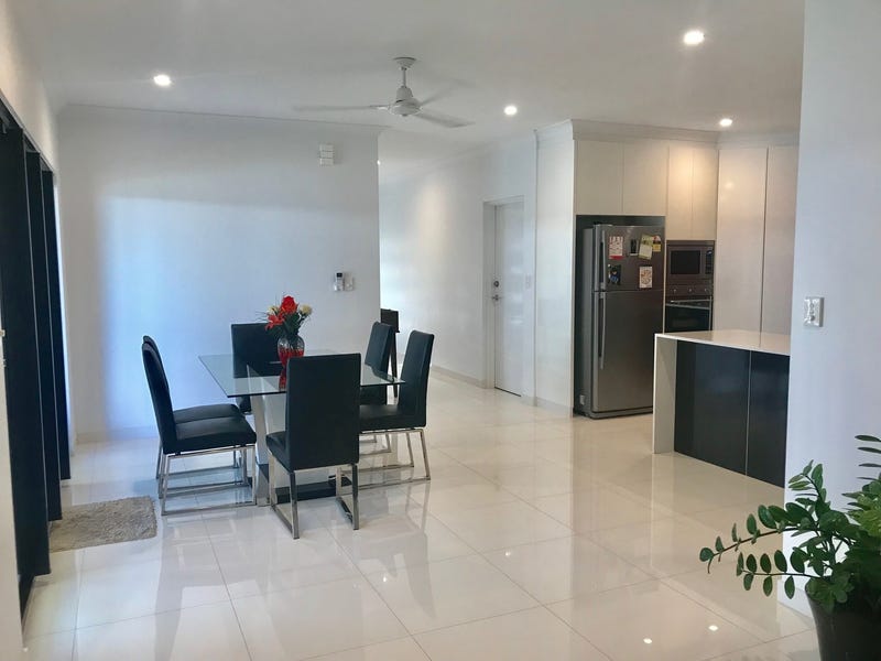 Spacious Family Home with 2 7