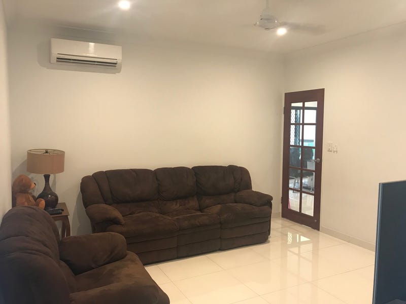 Spacious Family Home with 2 8