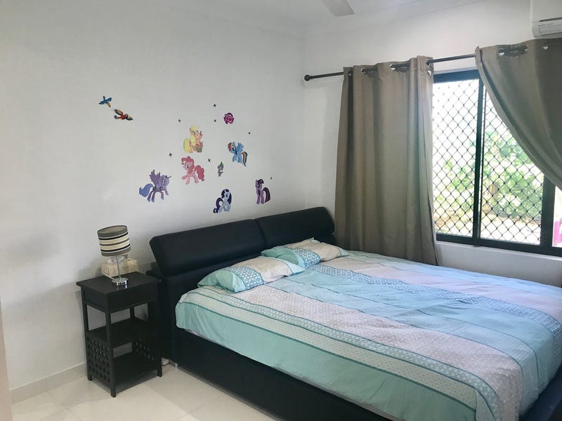 Spacious Family Home with 2 9