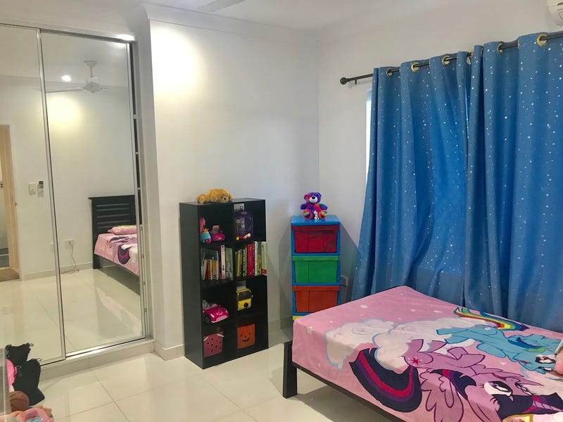 Spacious Family Home with 2 14