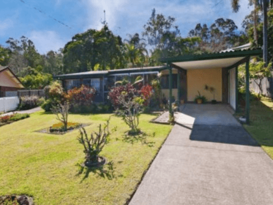 This residence is super family friendly as it is located just minutes from Schools, Shops, Public Transport and the pristine waters of Burleigh Beach!