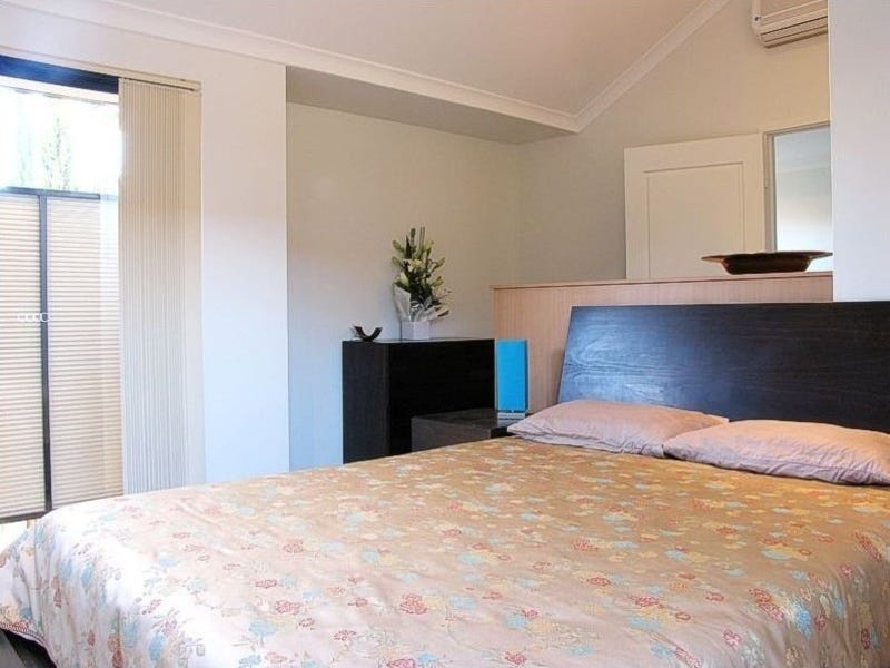 MODERN 2 STOREY TOWNHOUSE, GREAT 8