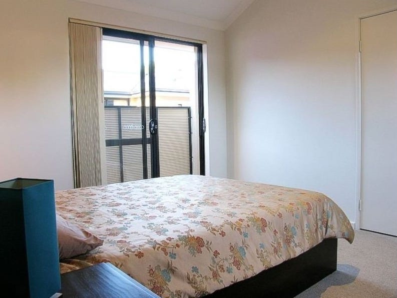 MODERN 2 STOREY TOWNHOUSE, GREAT 10
