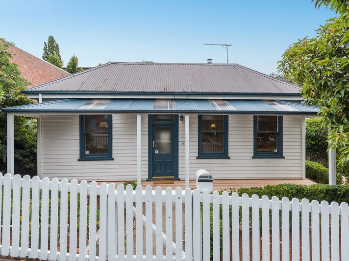 Charming 3-Bedroom Weatherboard Cottage, Walk To The CBD