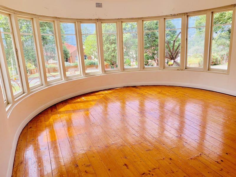 Overlooking leafy views to the 4