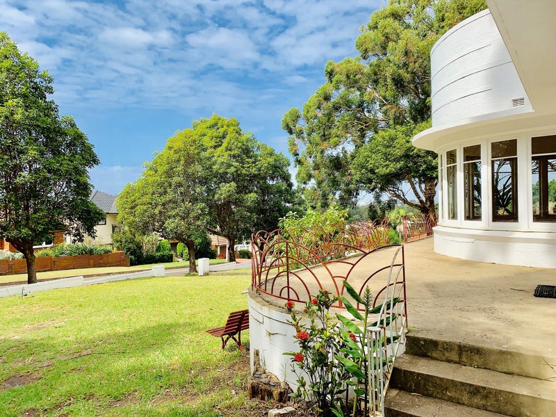Overlooking leafy views to the 8