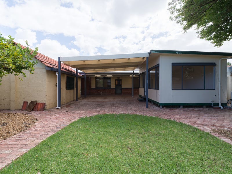 Impressive family home between the 22