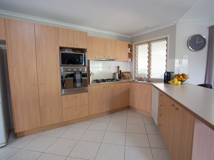 Spacious 4 Bedroom House Close 8