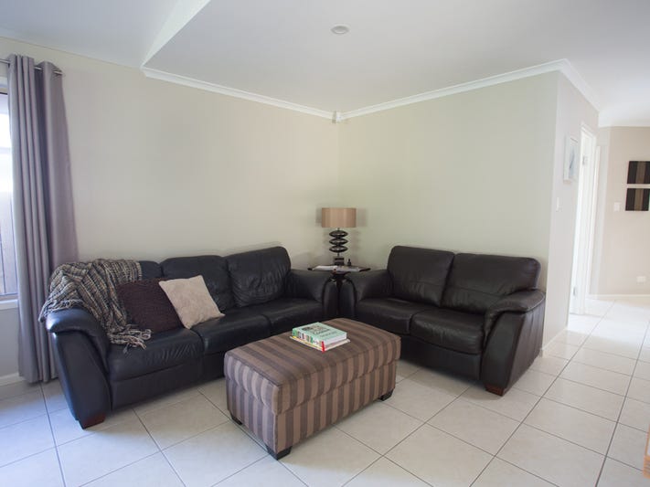 Spacious 4 Bedroom House Close 9