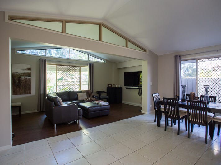Spacious 4 Bedroom House Close 10