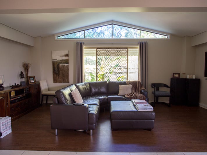 Spacious 4 Bedroom House Close 11