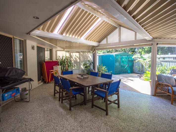 Spacious 4 Bedroom House Close 12