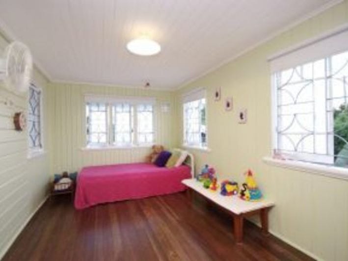 Renovated inner-city Queenslander 9