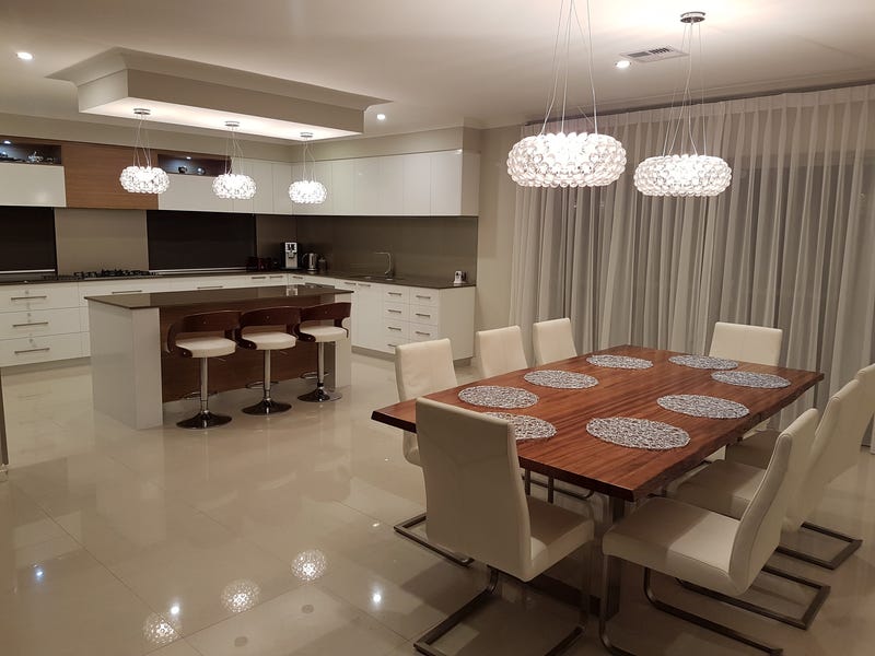 Absolutely stunning family home in top location!