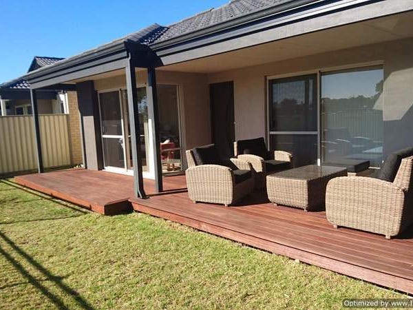 Beautiful 4×2 (with spa and wood heater) overlooking the park and walking-distance to beach!