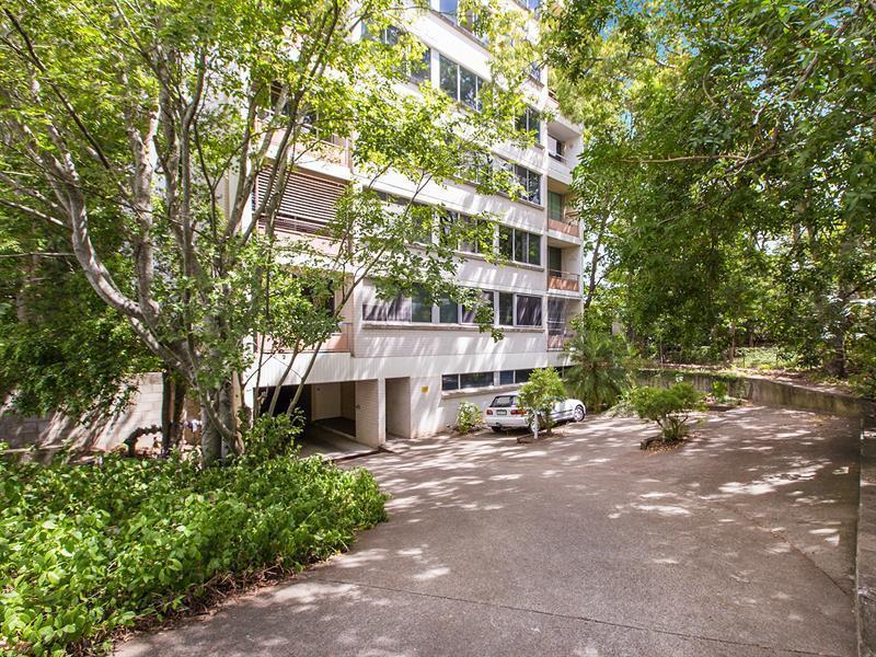 Leafy green West End apartment 3