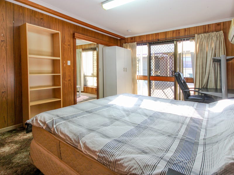 Fully Self-contained Unit w/carpark offers peace and privacy