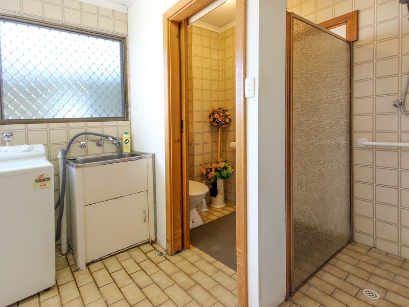 Fully Self-contained Unit w/carpark offers 6