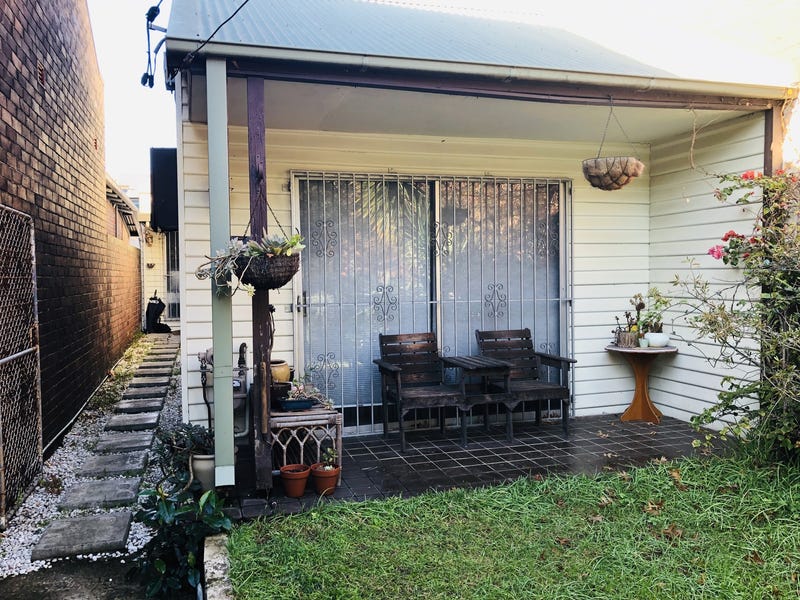Free-standing house in premier location