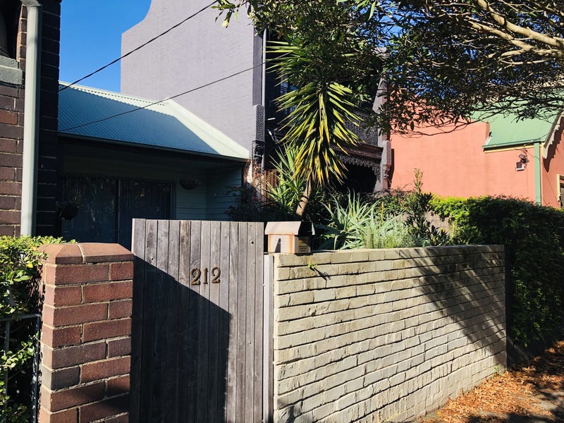 Free-standing house in premier location 2