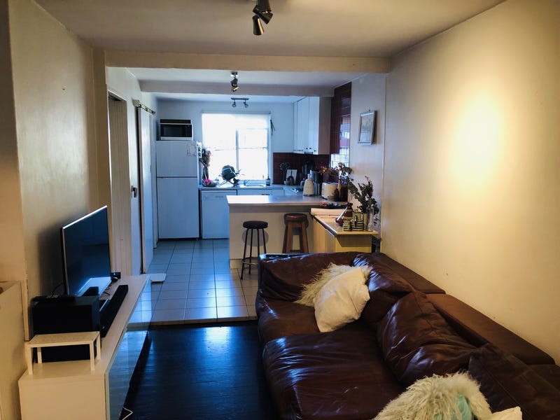 Free-standing house in premier location 4