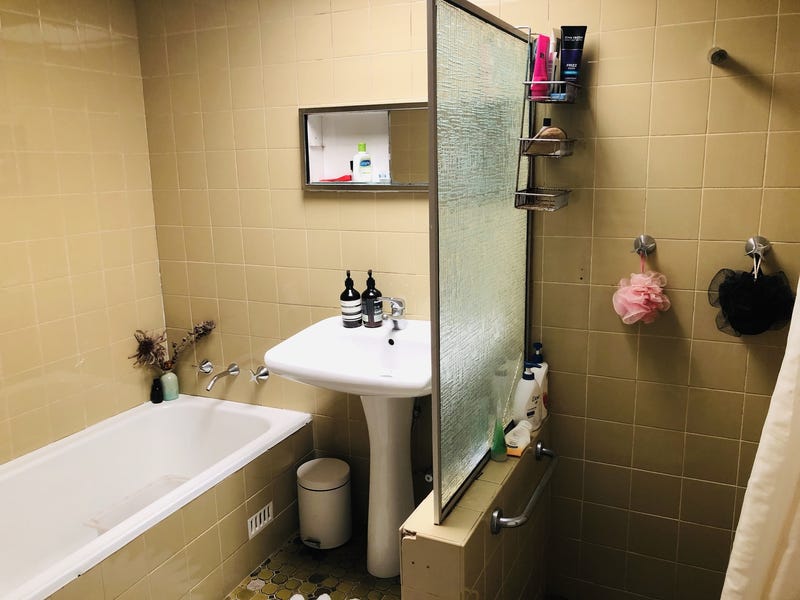 Free-standing house in premier location 5