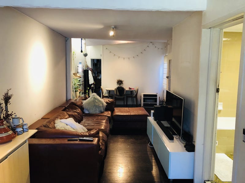 Free-standing house in premier location 8