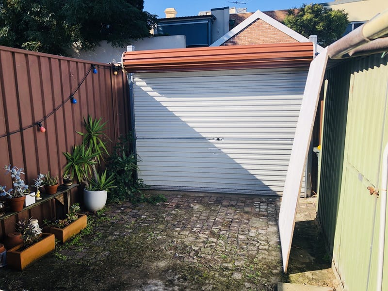 Free-standing house in premier location 10