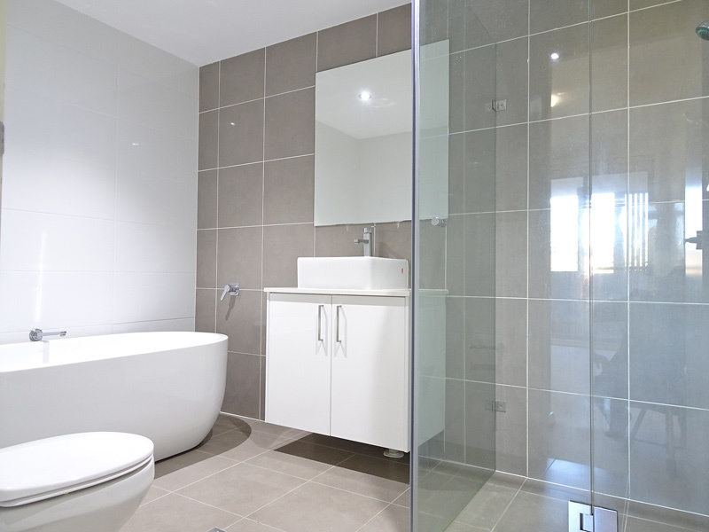 Near-New Executive Apartment – Spacious, 2