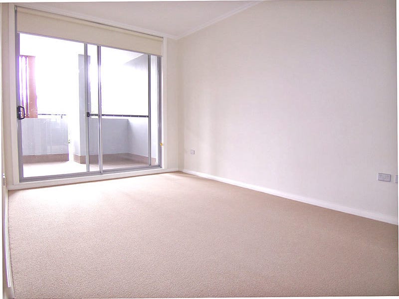 Near-New Executive Apartment – Spacious, 4